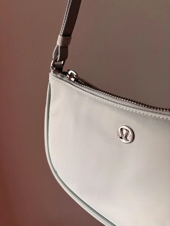 Lululemon city essentials mini shoulder bag - Picture 4 of 5